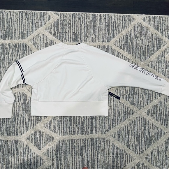 🆕 Nike cropped loose fit sweat shirt - Picture 3 of 5